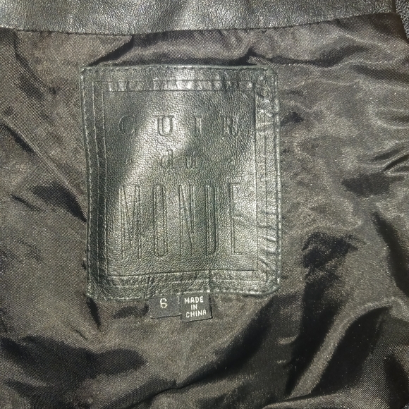 Mini cheerleader style leather skirt - Picture 2 of 3